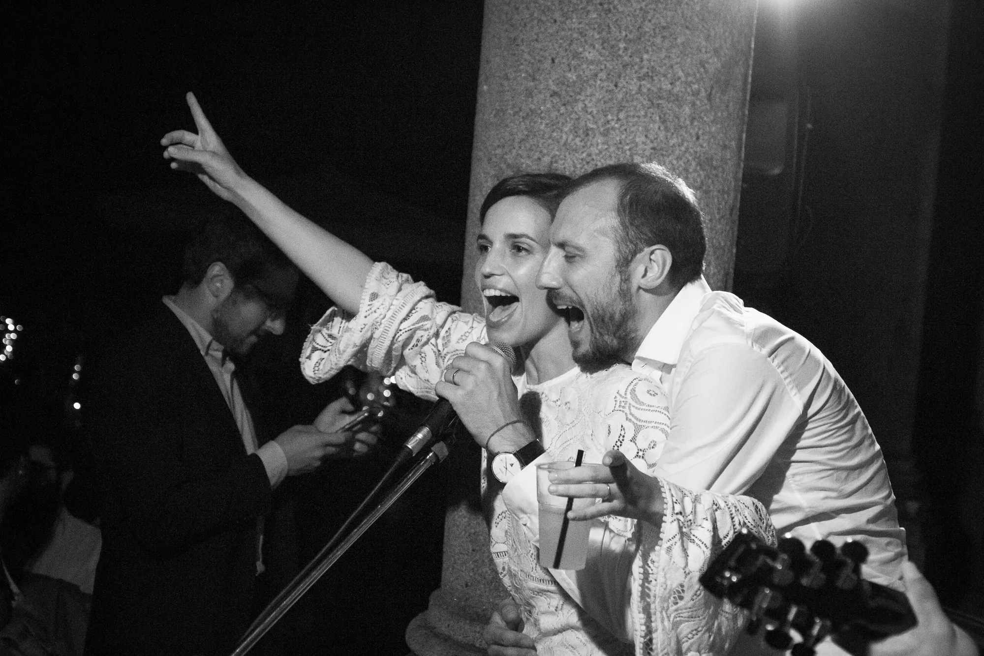 Festa e canto durante il ricevimento